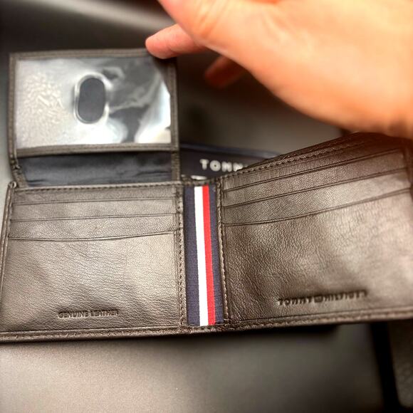 Tommy Hilfiger Mens Genuine Leather Bifold Wallet 31HP220118 with ID Window NIB - Picture 3 of 16